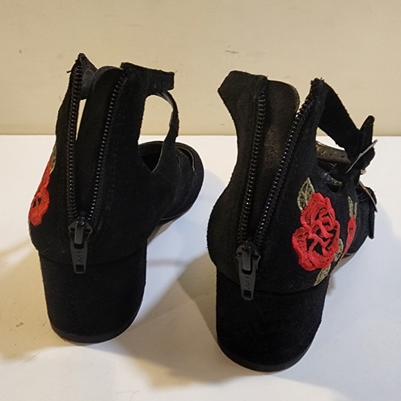 Steve Madden Hedley Black Suede Block Heels with Embroide Red Roses 7.5 - Picture 3 of 15